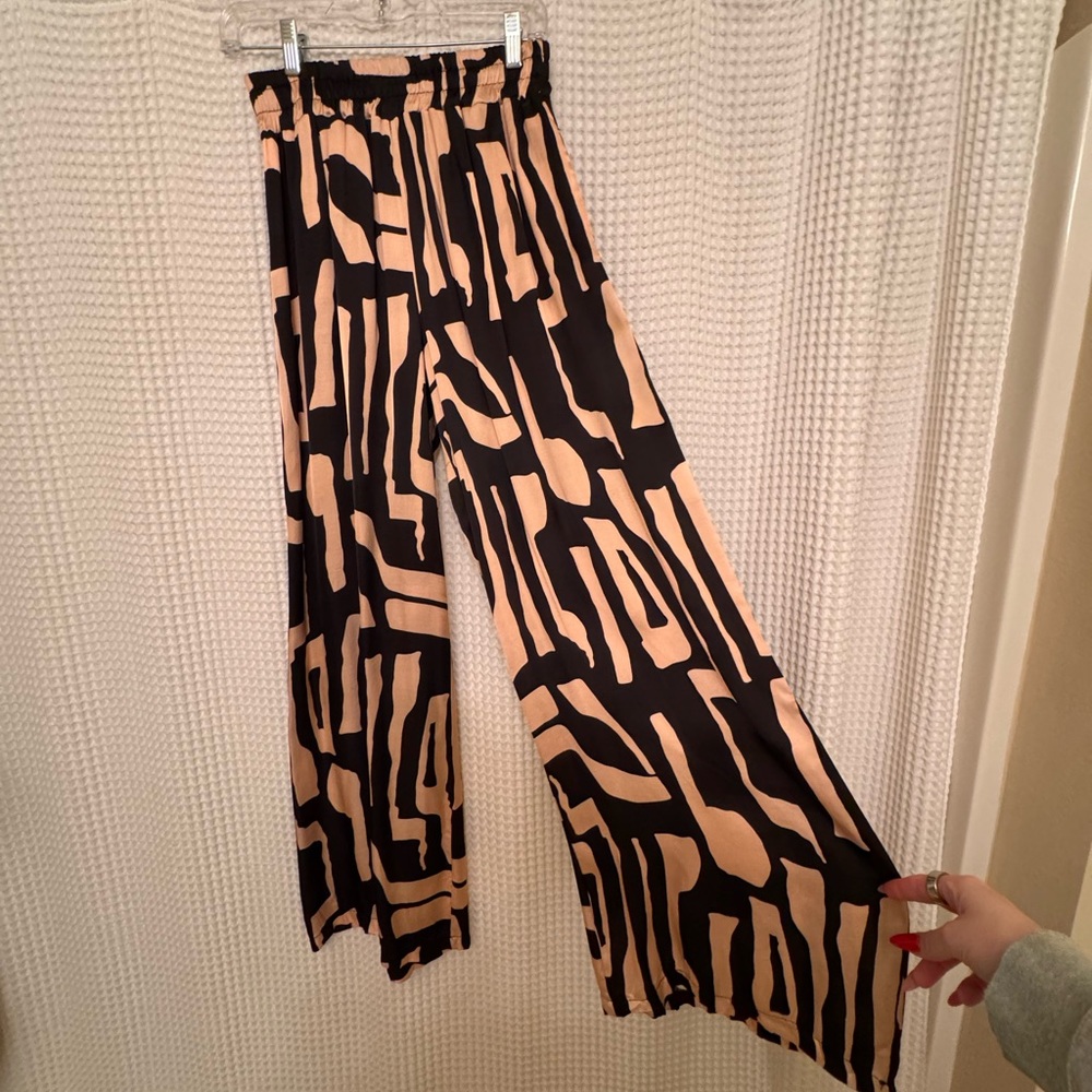 Never worn Stylish Black and Tan Women's Pants